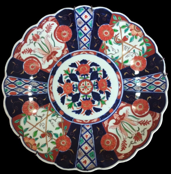 IMARI - Maravilhoso medalhão em porcelana Japonesa sec. XIX com decoração policromado e esmaltado, c