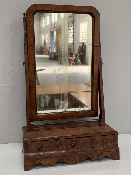 Antigo espelho de mesa de toucador ornamentado em bronze, do séc. XIX, em rádica marchetada, com esp