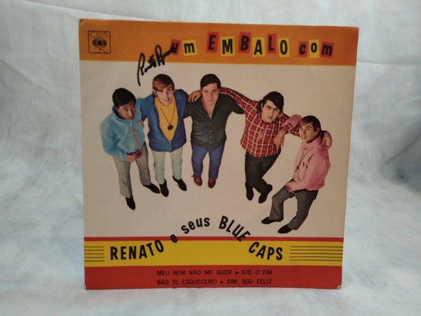 VINIL, COMPACTO DUPLO (AUTOGRAFADO), UM EMBALO COM RENATO E SEUS BLUE CAPS, 1966, CAPA COM AUTÓGRAFO