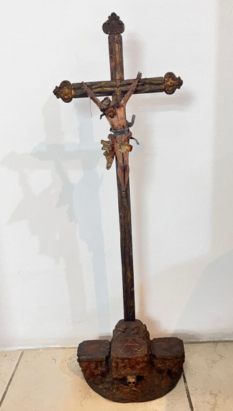 MADEIRA- Um antigo crucifixo em madeira com a imagem de Jesus, com uma base em madeira maciça com a cabeça de uma caveira e 3 bases, medindo 84 x 28 x 14cm, o Cristo está solto, no estado.
