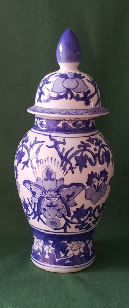 Grande e belo vaso de PORCELANA AZUL E BRANCA, bem conservado, tampa íntegra e pega em forma de pinh