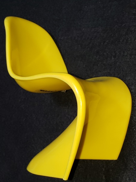 COLECIONISMO  Mini cadeira PANTON  design criado por VERNER PANTON em 1967  amarela, medindo 64