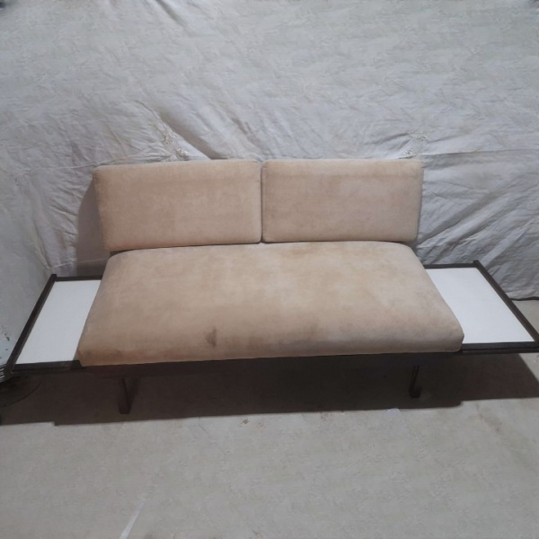 MESBLA S/A - DESIGN - Lindo e antigo sofá em madeira nobre com abas laterais em madeira, forração em