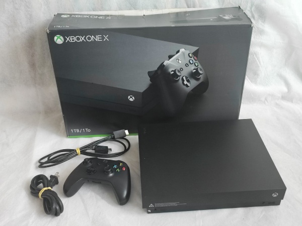 Console Xbox One X de 1TB compatível com 4K - Original, funcionando 100%, em excelente estado de conservação - Acompanha cabo de força, HDMI e 1 controle + caixa com berço.