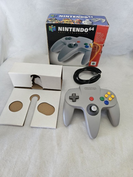 NINTENDO 64 - Controle Original de Nintendo 64, usado poucas vezes, acompanha a caixa original, novíssimo sem detalhes, 100% funcionando!
