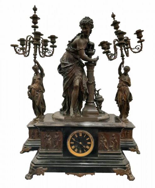 Imponente relógio de mesa francês, marca G.J.LEVY, relógio central com algoritmos romanos, com dois