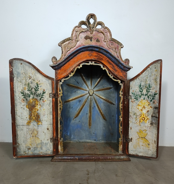 MSB001 Oratório de madeira. Estilo Dom José. Duas portas, levemente almofadadas. Interior com pintur