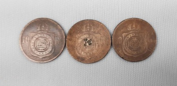 3 Moedas 10 réis de 1869 de níquel dourado (1 com furo no meio - no estado)