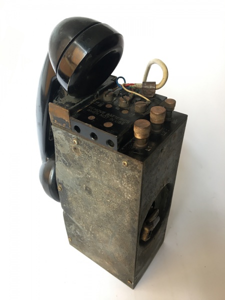 Antigo telefone militar.Acompanha case original. Sinais de desgastes.Dimensões:25 cm x 20 cm x10 cm