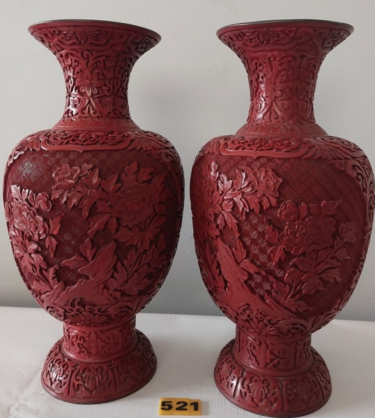 Antigo e belo par de vasos em bronze oriental rematado em laca vermelha ornamentado por florões e ar