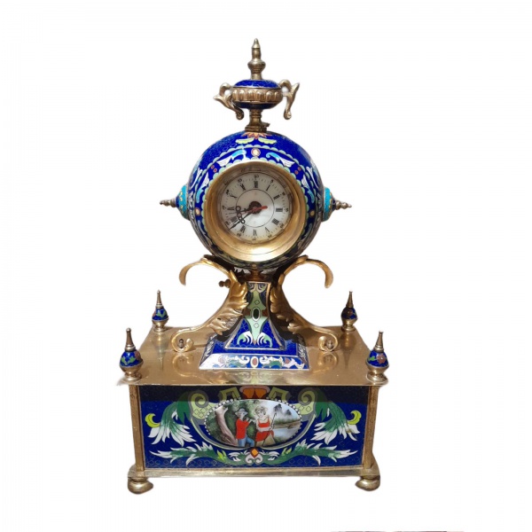 Magnífico Relógio de mesa Francês.  em metal dourado  com esmalte cloisónne. Apresenta placas de por