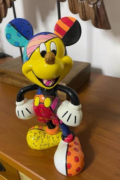 Escultura Mickey Mouse do Romero Britto. Em resina. Aprox. 18cm. Adquirida na Loja de Arte da Disney