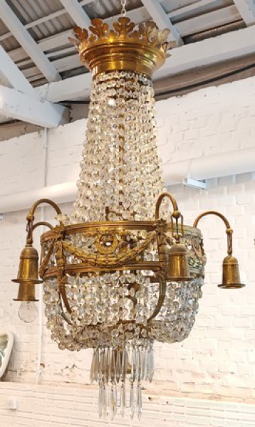 Importante lustre estilo Império para 18 lâmpadas, estrutura em bronze e pingentes em cristal - 68cm
