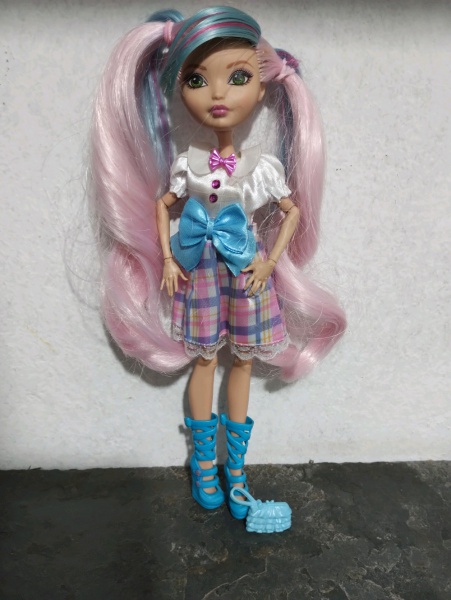 Boneca colecionável Ever After High Boo Aparentemente sem a