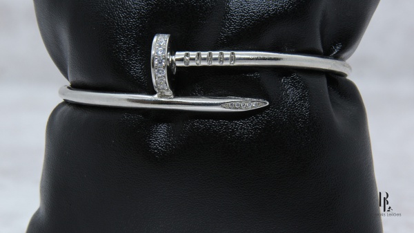 Bracelete Elegante Modelo Prego Prata Lei 925 com Zircônias Cravejadas, tamanho de 6,5cm x 5cm, Peso