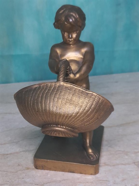 Figura de Menino em Bronze com Cesto