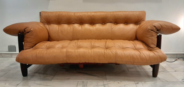 Móveis de Design - Lindíssimo e confortável sofá mole, para três lugares, em madeira nobre, assento