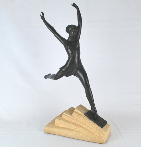 Pierre Fayral (1892 - 1935) - Escultura feminina em bronze Art Deco, assinado na base, início do Séc. XX. Escultor francês nascido em Nantes. Em 1927 ganhou na França a medalha de honra por seu trabalho. Altura total: 52cm.