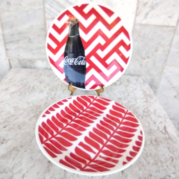 Dois pratos decorativos da marca Coca-Cola, de coleção