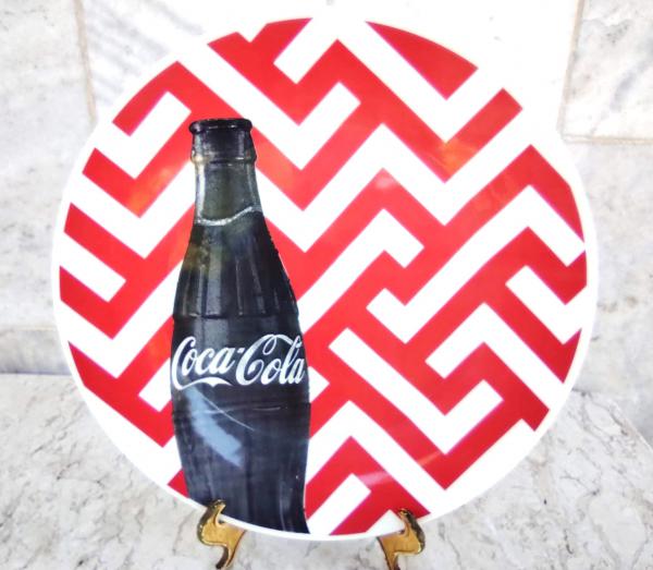 Dois pratos decorativos da marca Coca-Cola, de coleção