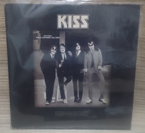 DISCO DE VINIL - LP Kiss - Dressed To Kill - Ano 1975 - Capa com pequenos desgastes, disco com peque