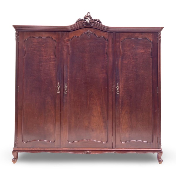 Antigo armário guarda roupas entalhado em madeira maciça ao estilo clássico francês Louis XV. Possui
