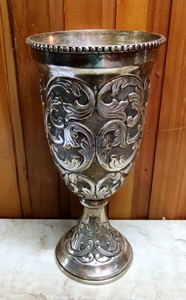 Belíssimo Vaso antigo espessurado a prata inglesa com ricos ornamentos ao estilo vitoriano em alto r