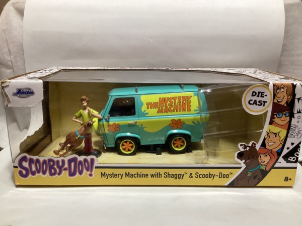 Miniatura Jada Mystery Machine with Shaggy & Scooby-Doo, escala 1/24. Caixa com avaria. Item no estado conforme fotos. Carrinho de Coleção.