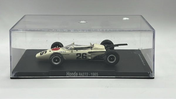 Miniatura Honda RA272 1965, acompanha base e acrilico. Item no estado conforme fotos. Carrinho de Coleção.