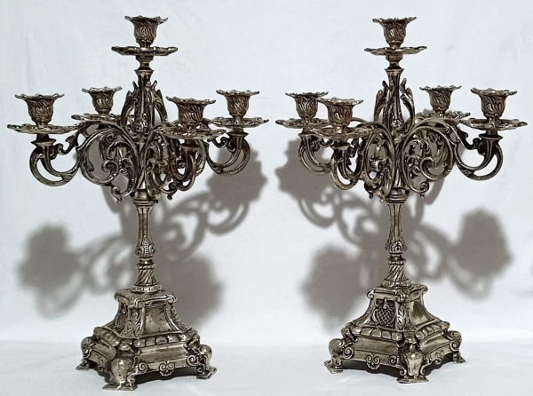 Imponente par de candelabro em metal prateado, para 5 velas , com rico trabalho em Art Nouveau. Medi