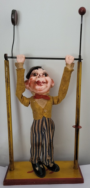 JIMMY - Antigo boneco trapezista produzido em madeira, ferro, vinil e tecido. O Palhaço Jimmy faz ca
