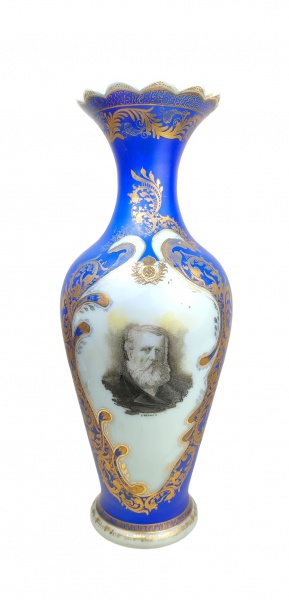 D. Pedro II - Raríssimo, antigo e grande vaso em opalina europeia, no tom azul e leitoso, tendo em r