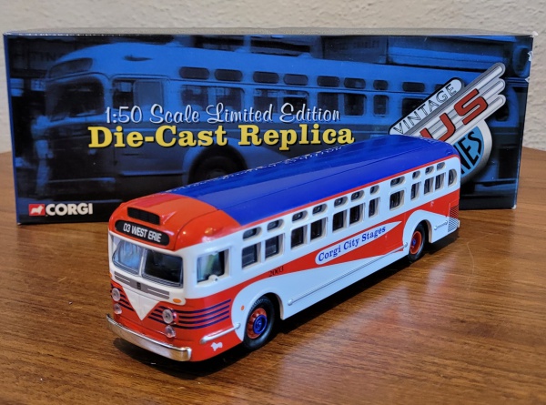 Corgi City Toys - BUS GM 4503 