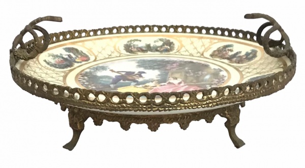EUROPA- Imponente centro de mesa em porcelana europeia fartamente adornada com cena galante policrom