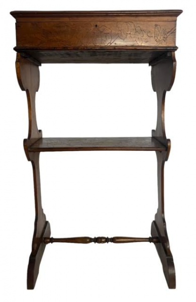 BRASIL SÉC. XIX - Rara mesa lateral com estrutura em vinhático adornada com marchetaria em motivo fl