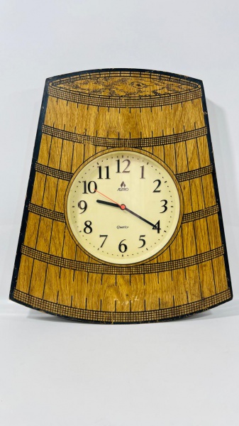 ASTRO - Relógio de parede quartz, executado em madeira e vidro, funcionando. 44cm x 49,5cm. ATENÇÃO!