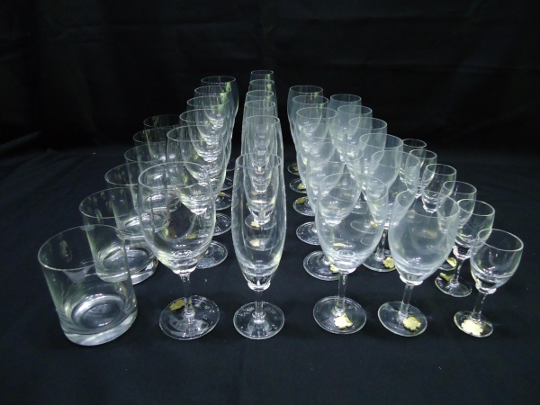 (104) Jogo de 30 copos de cristal Hering liso com anel no pé na estante da Ana CX