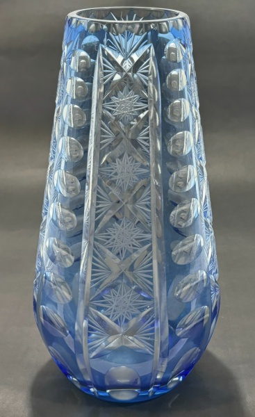 Vaso de cristal em azul doublé, em rica lapidaçõ de estrela, ínperceptivel bicado interno na borda -
