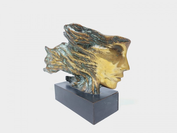Odette Haidar Eid escultura em bronze assinada Rosto ao vento. Medidas: 30,5cm comprimento x 14cm la