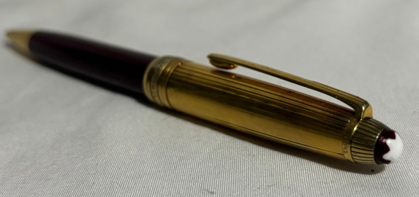 Belíssima caneta esferográfica, da marca Montblanc , em funcionamento necessita de carga, item original.