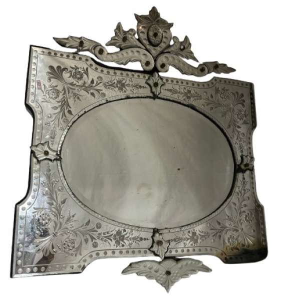 Belíssimo espelho Veneziano, com bisotado e lavrados representando folhas e flores, maior compriment