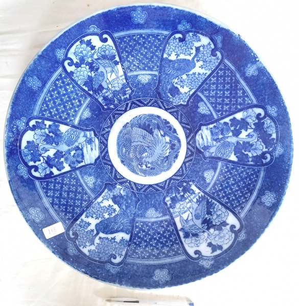 Companhia das Índias, grande prato medalhão produzido em pasta de porcelana, de origem chinesa, diâm