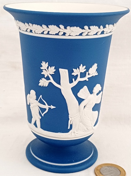 Antigo vaso produzido em biscuit de porcelana inglesa, da marca Wedgwood, com representações clássic