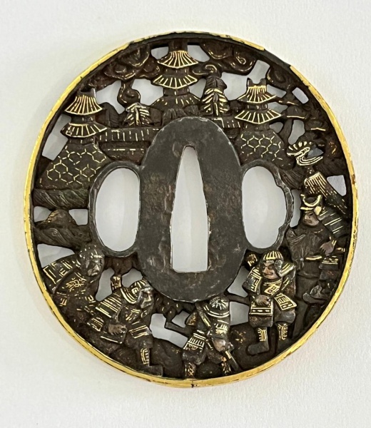Tsuba em ferro moldado e decorado em Sukashi-bori com detalhes em ouro - Med. 8 x 7 cm