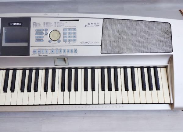 INSTRUMENTOS MUSICAIS: Teclado piano da marca YAMAHA modelo DGX