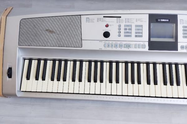 INSTRUMENTOS MUSICAIS: Teclado piano da marca YAMAHA modelo DGX