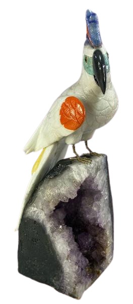 Grandiosa escultura em pedras brasileira com pássaro sob capela de ametista. Altura: 45cm Compriment
