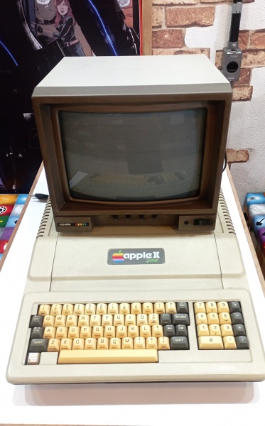 Raríssimo computador, foi a partir deste computador que a The Apple II adotou o simbolo da maçã como