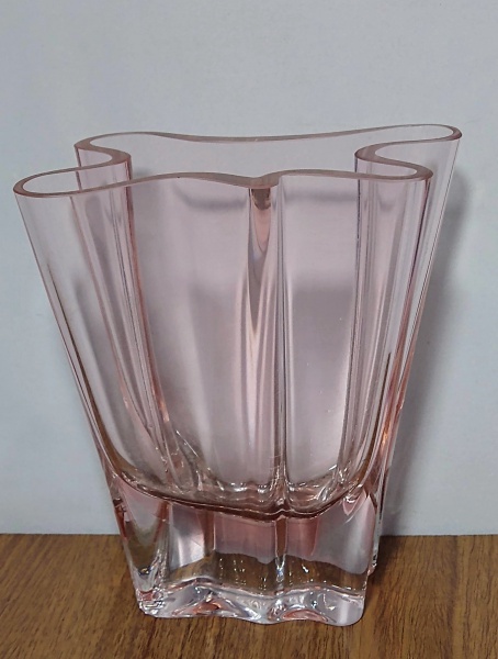 Espetacular e Muito Valioso Vaso Rosenthal  em Cristal em tom Rosado Tamanho: 14cm Com Assinatura na