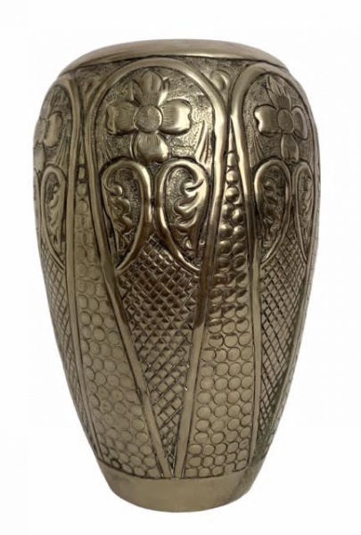 ART NOUVEAU - Magnifico vaso em metal espessurado à prata, fartamente adornado com ramalhetes de flo